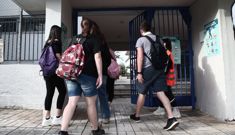 Ποιες είναι οι σκέψεις για τα δημοτικά σχολεία – «Το όφελος είναι μεγαλύτερο από τους κινδύνους» λέει ο Σωτήρης Τσιόδρας