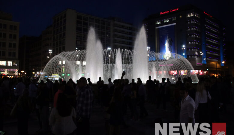 Πλατεία Ομονοίας: Φωταγωγήθηκε ένα από τα μεγαλύτερα συντριβάνια της Ευρώπης