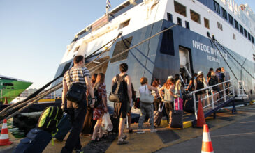 Περισσότεροι επιβάτες στα πλοία για τα νησιά – Τι προβλέπει το νέο πρωτόκολλο