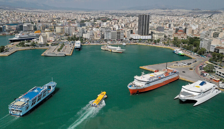 Στο λιμάνι του Πειραιά επέστρεψε το πλοίο μεταφοράς κοντέινερ που είχε πιάσει φωτιά στα ανοιχτά της Κέας