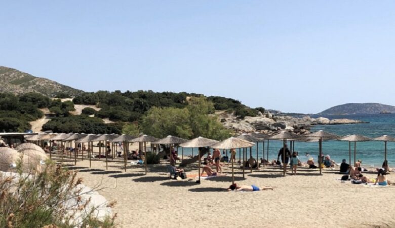 Ο Δήμος Σαρωνικού καταγγέλλει ιδιώτη σε παραλία που δεν τηρεί τα μέτρα ασφαλείας