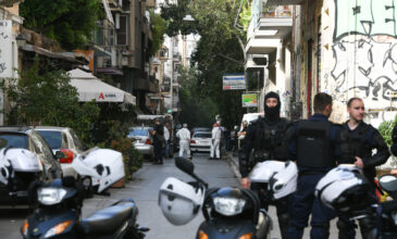 Μεγάλη αστυνομική επιχείρηση στα Εξάρχεια: Φωτογραφίες από την εκκένωση του κτιρίου στην οδό Θεμιστοκλέους