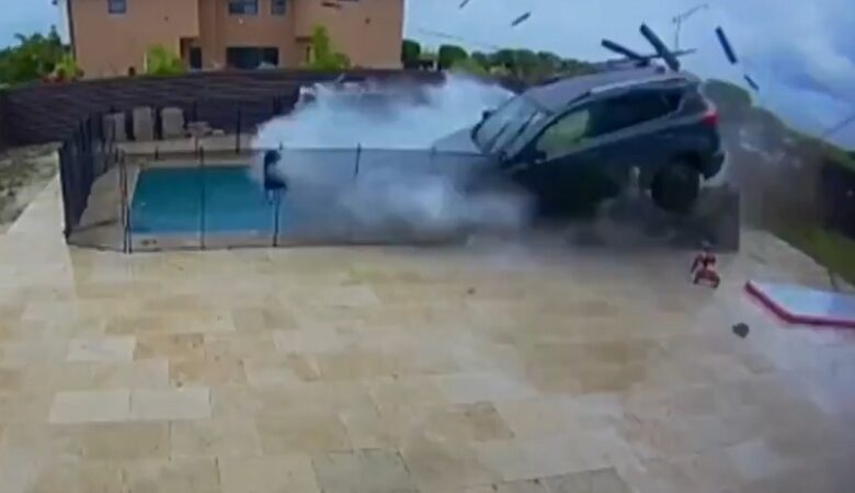 Αυτοκίνητο εισβάλει σε κήπο και περνάει πάνω από την πισίνα