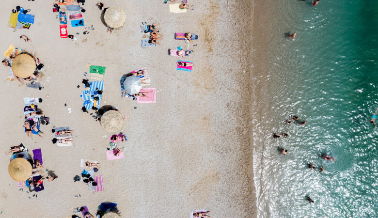 Κορονοϊός: Μέχρι τέλος Ιουλίου τα μέτρα στις παραλίες – Τι θα γίνει με τα πανηγύρια