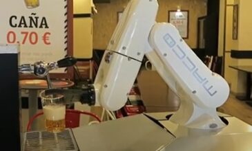 Κορονοϊός: Μπάρμαν-ρομπότ σερβίρει μπίρες χωρίς κίνδυνο από τον ιό