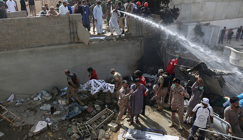 Τραγωδία στο Πακιστάν: Βρέθηκε επιζών από τη συντριβή του αεροσκάφους