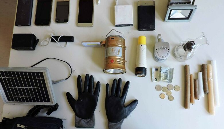 Οπλισμένη καραμπίνα, σουγιάδες και ηλιακούς φορτιστές βρήκαν οι Αστυνομικοί στην κρυψώνα του «δράκου του Κάβου»