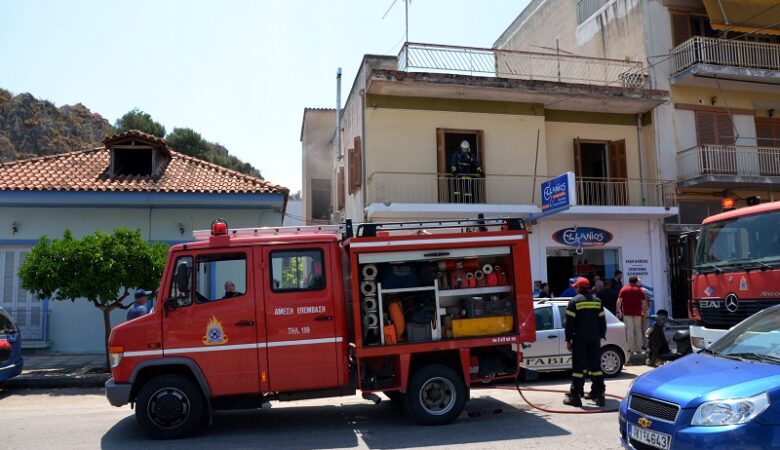 Ηλικιωμένος βγήκε τραυματισμένος από φλεγόμενη οικία στο Ναύπλιο