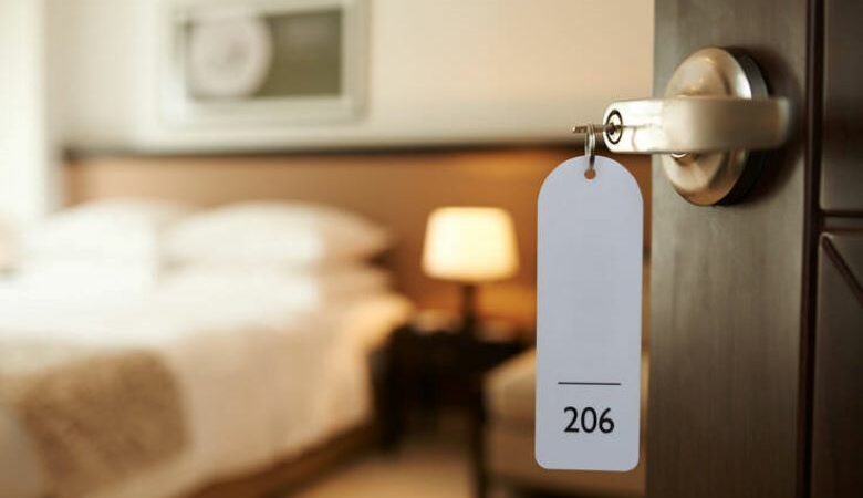 Πώς να εντοπίζεις τυχόν κρυφές κάμερες σε ξενοδοχεία