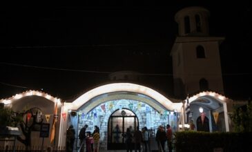 Γιορτάστηκε η Ανάσταση και το «Χριστός Ανέστη» σε εκκλησίες της χώρας