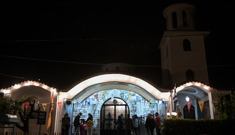 Γιορτάστηκε η Ανάσταση και το «Χριστός Ανέστη» σε εκκλησίες της χώρας
