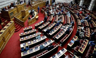 Χαμός στη Βουλή: Αποβλήθηκε βουλευτής του ΣΥΡΙΖΑ για απρεπή χειρονομία