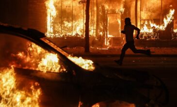 Στις φλόγες οι ΗΠΑ για τον θάνατο του Τζορτζ Φλόιντ – Απαγόρευση κυκλοφορίας σε πολλές πόλεις
