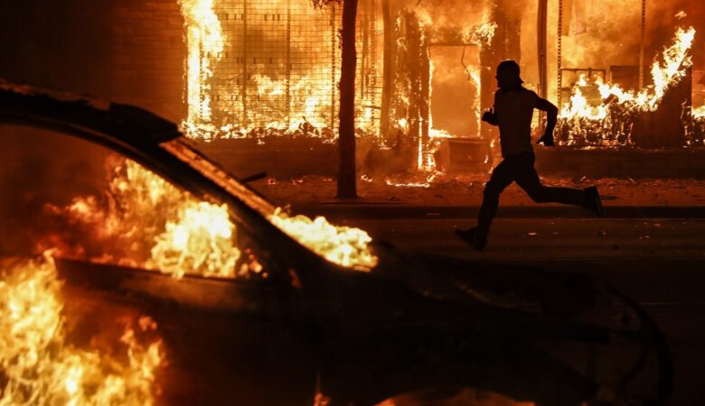 Χάος στην Αμερική: Νεκρός διαδηλωτής από αστυνομικά πυρά στο Κεντάκι