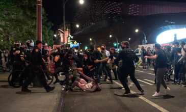 Άγριες συγκρούσεις αστυνομίας – διαδηλωτών στο Πόρτλαντ