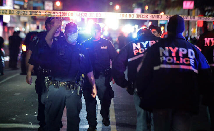 Αστυνομικός πυροβολήθηκε στη Νέα Υόρκη και ένας ακόμη μαχαιρώθηκε στο Μπρούκλιν
