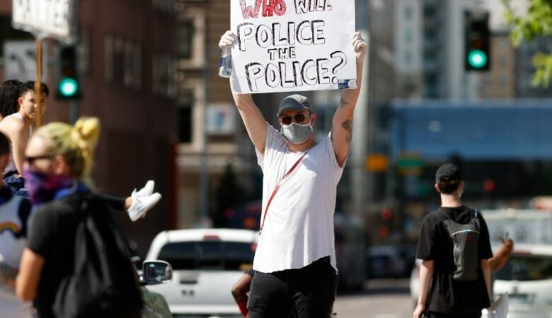 Εντολή στην αστυνομία του Ντένβερ να σταματήσει να χρησιμοποιεί «μη θανατηφόρα» βία στις διαδηλώσεις