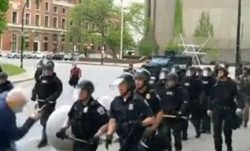 Νέα Υόρκη: Ποινική δίωξη σε αστυνομικούς που έσπρωξαν και τραυμάτισαν ηλικιωμένο διαδηλωτή