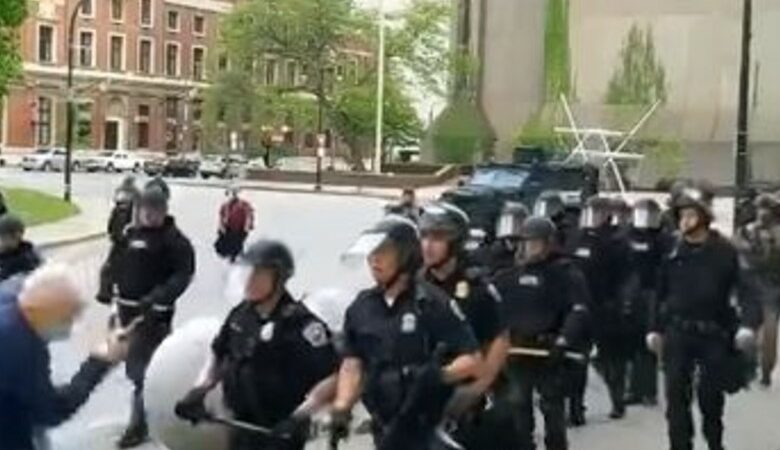ΗΠΑ: Αστυνομικοί παραιτήθηκαν ως ένδειξη διαμαρτυρίας για τη διαθεσιμότητα των συναδέλφων τους που έσπρωξαν ηλικιωμένο