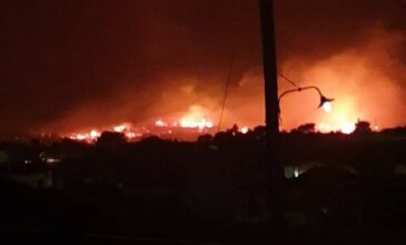 Μεγάλη φωτιά απείλησε το βράδυ τη Ζάκυνθο, εκκενώθηκε το χωριό Μαριές