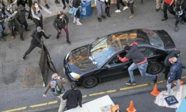 Άνδρας έπεσε με το αμάξι του πάνω σε διαδηλωτές στο Σιάτλ