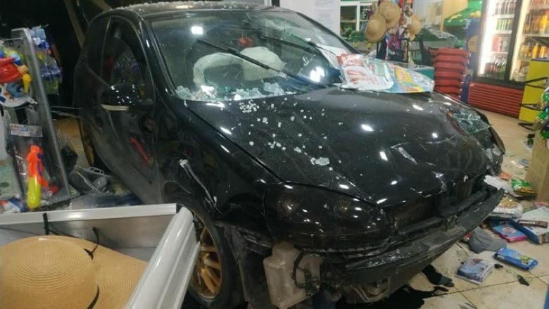 Αυτοκίνητο καρφώθηκε μέσα σε σούπερ μάρκετ στη Ρόδο