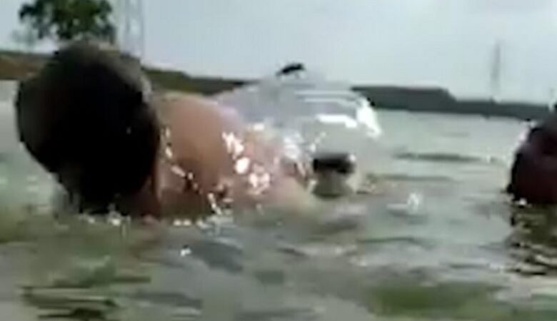 Η τρομακτική στιγμή της επίθεσης κροκόδειλου σε κολυμβητή