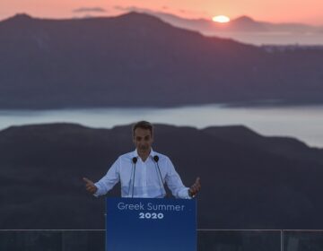 Τον γύρο του κόσμου η πρόσκληση Μητσοτάκη στον τουρισμό από τη Σαντορίνη