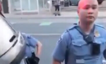 Τζορτζ Φλόιντ: Βίντεο με αστυνομικό να αγνοεί τον κόσμο διευκολύνοντας τη δολοφονία