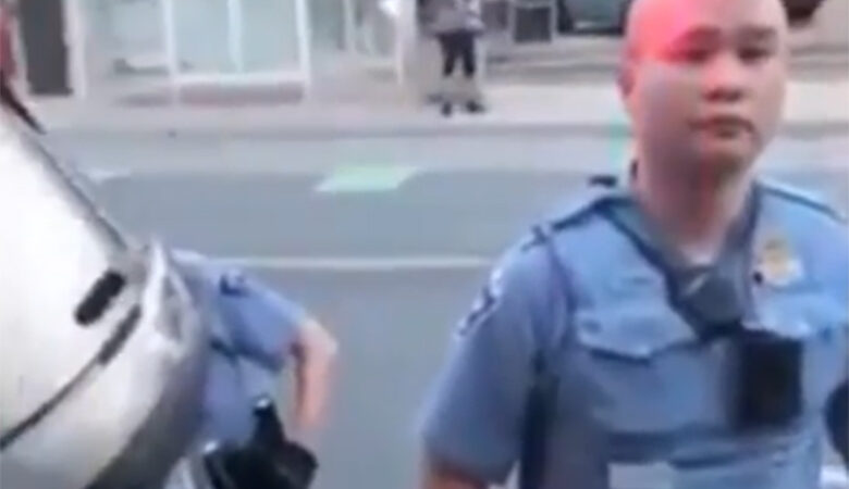 Τζορτζ Φλόιντ: Βίντεο με αστυνομικό να αγνοεί τον κόσμο διευκολύνοντας τη δολοφονία