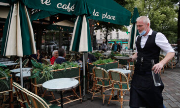 Κορονοϊός: Άνοιξαν καφέ και εστιατόρια στο Παρίσι σε «παγωμένο» κλίμα