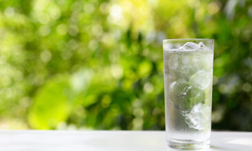 Γιατί πρέπει να αποφεύγετε να πίνετε νερό με πάγο απ’ έξω
