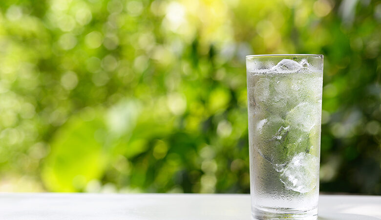 Γιατί πρέπει να αποφεύγετε να πίνετε νερό με πάγο απ’ έξω