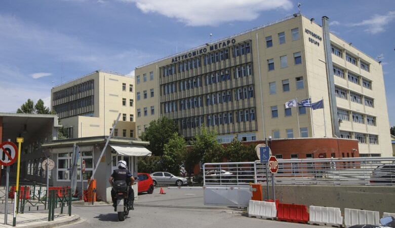 Τραγωδία στη Θεσσαλονίκη: Αστυνομικός αυτοκτόνησε έξω από την Αστυνομικό Μέγαρο