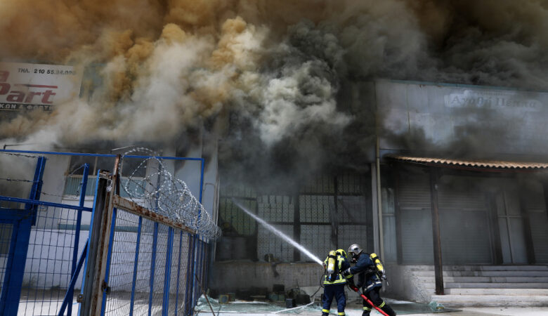 Πύρινη «κόλαση» στον Ασπρόπυργο – Στις φλόγες εγκαταστάσεις εργοστασίων