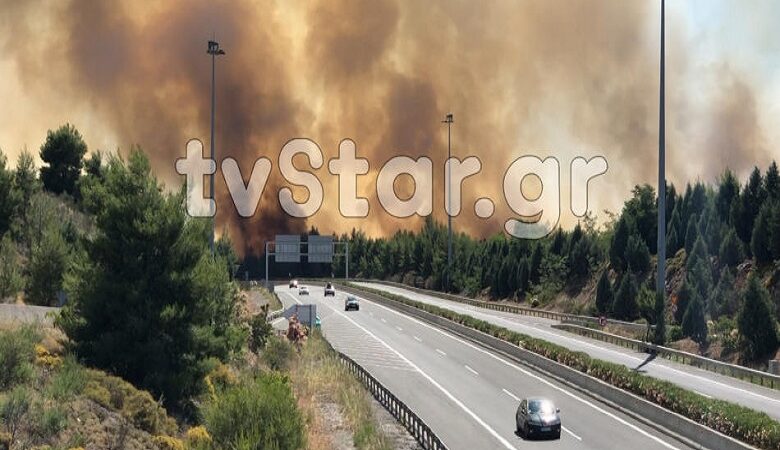 Μεγάλη φωτιά στο Μαρτίνο- Διακόπηκε η κυκλοφορία στην εθνική οδό