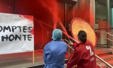 Γαλλία: Πέταξαν κόκκινη μπογιά στο υπουργείο Υγείας συμβολίζοντας το αίμα όσων χάθηκαν από κοροναϊό