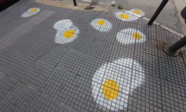 Ο λόγος που γέμισαν…τηγανητά αβγά τα πεζοδρόμια της Θεσσαλονίκης