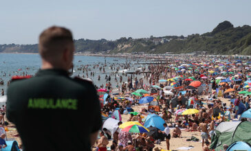 Κορονοϊός: Επέμβαση της Αστυνομίας στη Βρετανία για τον συνωστισμό στις παραλίες