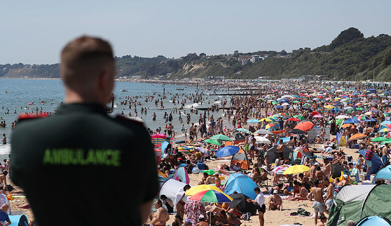 Κορονοϊός: Επέμβαση της Αστυνομίας στη Βρετανία για τον συνωστισμό στις παραλίες