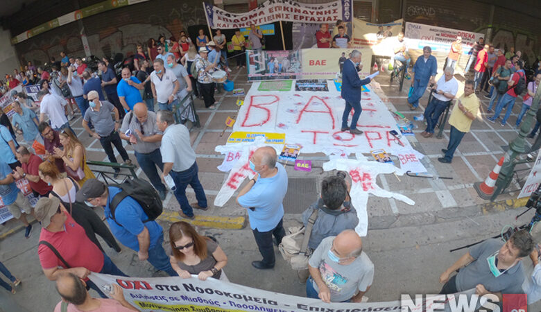 Συγκέντρωση διαμαρτυρίας έξω από το υπουργείο Εργασίας εργαζομένων στην υγεία και την καθαριότητα