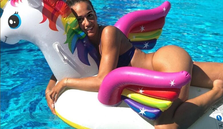 Η Έλενα Κώνστα «κολάζει» με τα μικροσκοπικά της μπικίνι