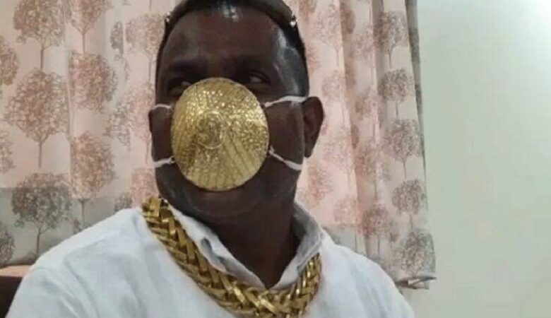 Ινδός πλήρωσε 3.500 ευρώ για χρυσή μάσκα προστασίας από τον κοροναϊό
