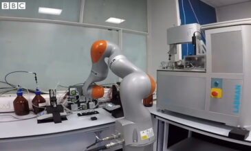 Ο πρώτος χημικός ρομπότ που κάνει μόνος του πειράματα στο εργαστήριο