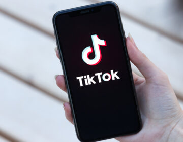 Ο Τραμπ απαιτεί να πουληθεί το TikTok για να συνεχίσει να λειτουργεί στις ΗΠΑ