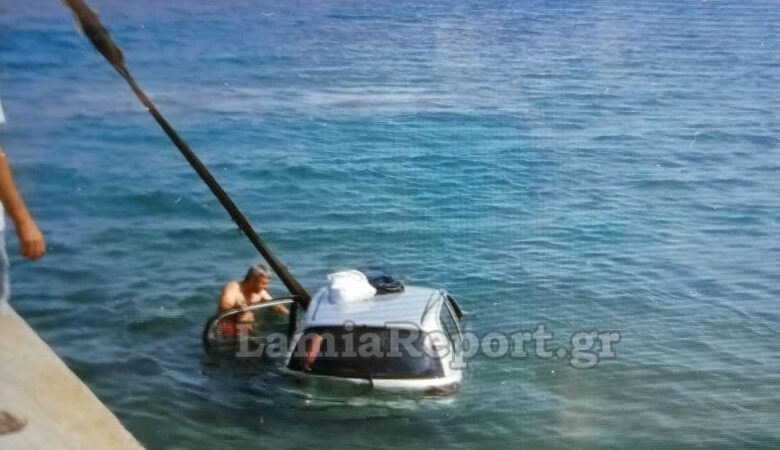 Αυτοκίνητο με δύο ηλικιωμένους έκανε βουτιά στη θάλασσα – Τους έσωσε λιμενικός