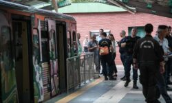Μοναστηράκι: Κοριτσάκι έξι ετών έπεσε στο κενό και βρέθηκε κάτω από το τρένο του ΗΣΑΠ