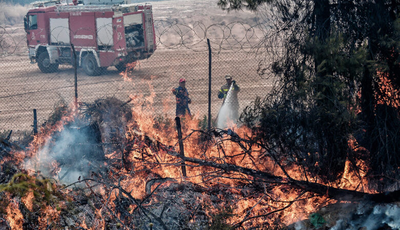Μεγάλη φωτιά στις Κεχριές Κορίνθου: Ενισχύθηκαν οι πυροσβεστικές δυνάμεις – Τι συμβαίνει με τις κατοικίες
