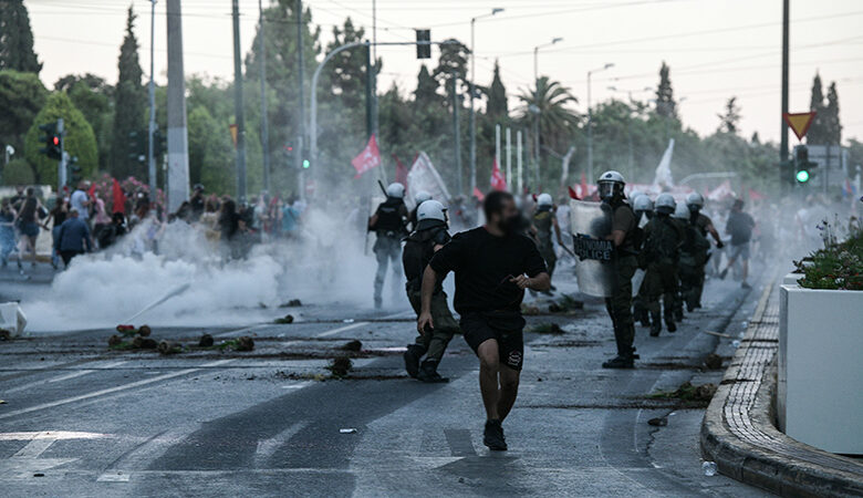 Δίωξη σε αστυνομικό που απέτρεψε σύλληψη διαδηλωτή στα επεισόδια στο Σύνταγμα