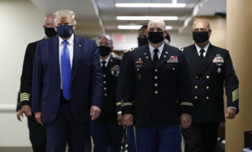 Ο Τραμπ εμφανίσθηκε για πρώτη φορά με προστατευτική μάσκα